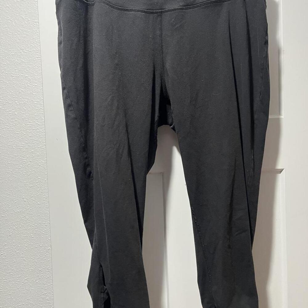 Cato Capri Leggings with Side Crisscross Cutout